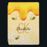 Hummelbienen, Honigwabenhonig, das ein Monogramm t iPad Pro Hülle<br><div class="desc">Gelber,  weißer Hintergrund mit einem Bienenwabenmuster und glücklich lächelnden Hummeln. Dekoriert mit süßem,  goldenem Honig,  der tropft. Personalisieren und fügen Sie Ihren Namen und Ihre Monogramm-Initialen,  goldene und schwarze Buchstaben. Der Name wird mit einem handgeschriebenen Stilskript geschrieben.</div>