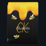 Hummelbienen, schwarzer Honig, tropfend Monogramm iPad Pro Hülle<br><div class="desc">Ein stilvoller schwarzer Hintergrund und glücklich lächelnde Hummeln. Dekoriert mit süßem,  goldenem Honig,  der tropft. Personalisieren und fügen Sie Ihren Namen und Ihre Monogramm-Initialen,  goldfarbene und weiße Buchstaben ein. Der Name wird mit einem handgeschriebenen Stilskript geschrieben.</div>