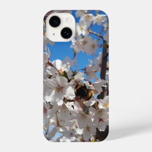 Hummeln auf der Blüte der Wildkirsche iPhone 14 Hülle