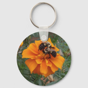 Hummeln auf der Marigold-Blume Schlüsselanhänger