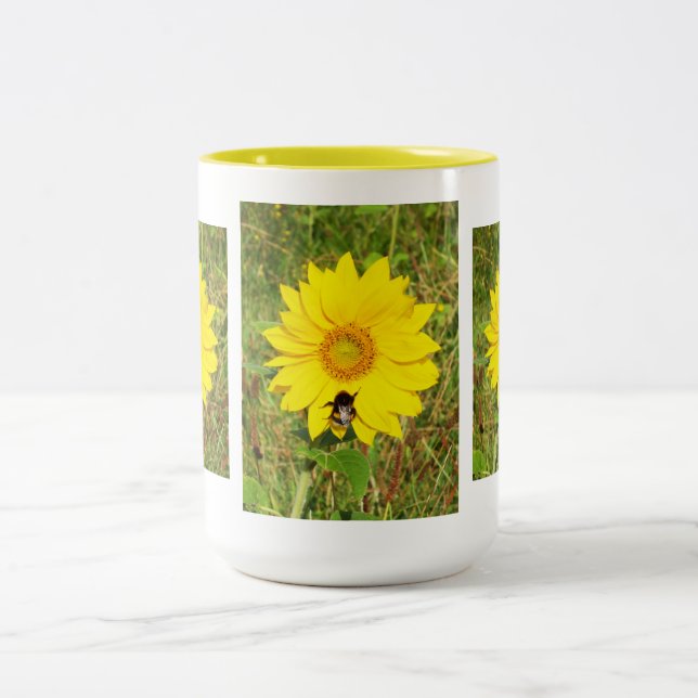Hummeln auf einer Sonnenblume Zweifarbige Tasse (Mittel)