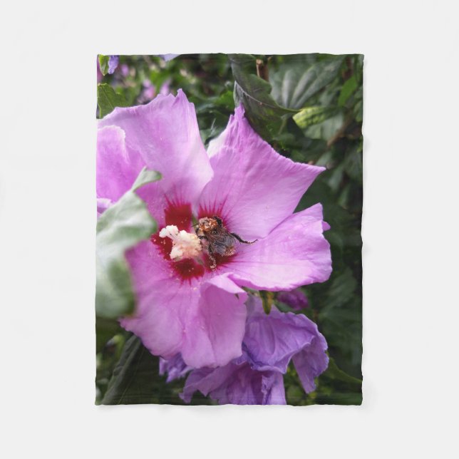 Hummeln auf Hibiskus Blume Fleecedecke (Vorderseite)