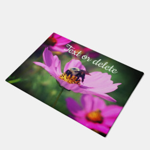 Hummeln auf rosa Kosmos Blume Personalisiert Fußmatte