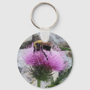 Hummeln ernten eine Lila Thristle-Blume Schlüsselanhänger