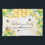Hummeln, Honigblütenblüten Geschirrtuch<br><div class="desc">Niedliche Hummeln, gelbe Blüten und tropfender Honig aus Honigwaben. Personalisieren Sie Ihren Namen und den Namen Ihrer Sommerferien Zuhause, Hütte. (oder löschen)</div>