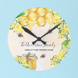 Hummeln, Honigblütenblüten Runde Wanduhr<br><div class="desc">Niedliche Hummeln, gelbe Blüten und tropfender Honig aus Honigwaben. Personalisieren Sie Ihren Namen und den Namen Ihrer Sommerferien Zuhause, Hütte.</div>