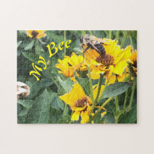 Hummeln Pollinieren einer gelben Blume