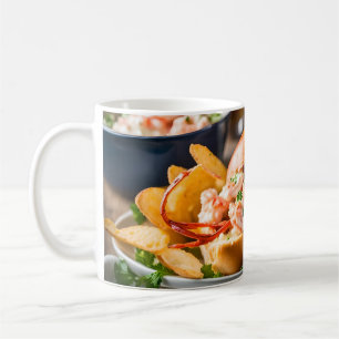Hummerrollen und Kartoffelchips Kaffeetasse