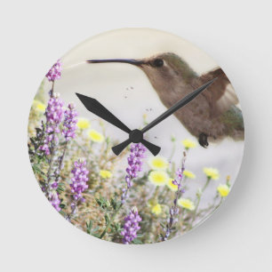 Hummingbird and Wildflowers Digital Art Runde Wanduhr