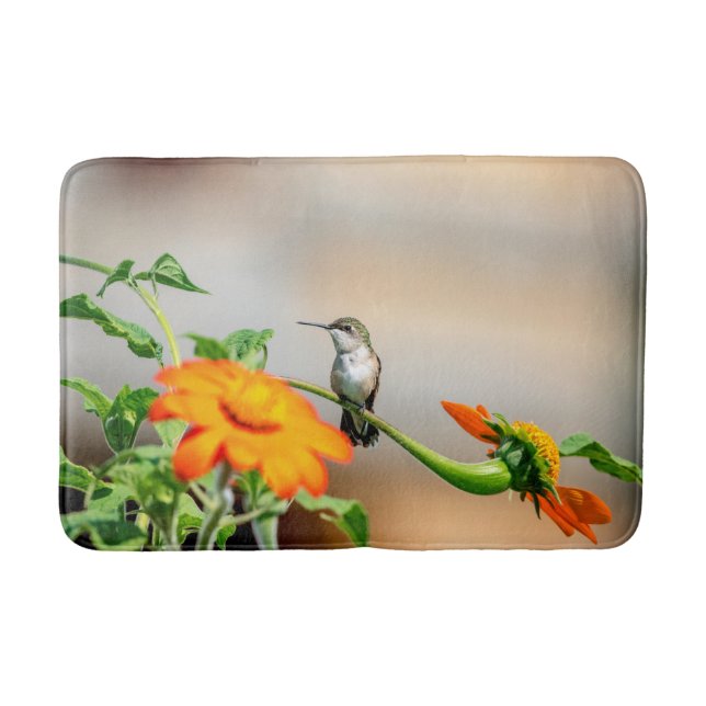 Hummingbird auf einer blühenden Pflanze Badematte (Vorderseite)