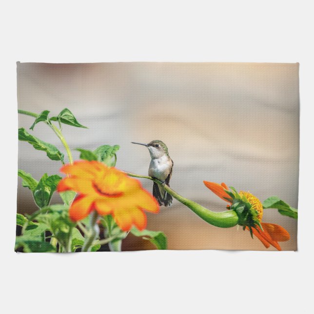 Hummingbird auf einer blühenden Pflanze Küchentuch (Horizontal)