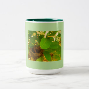Hummingbird Nest Nestled in Honeysuckles Zweifarbige Tasse