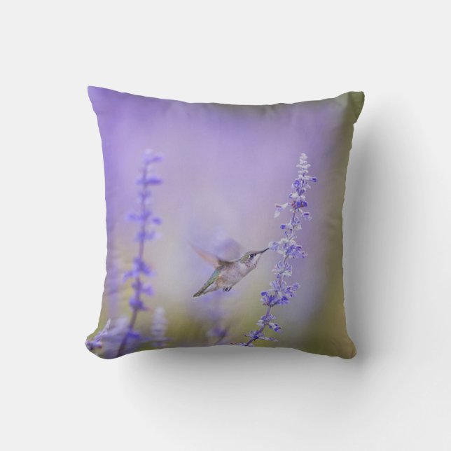 Hummingbird Under Lavender Throw Kissen (Vorderseite)