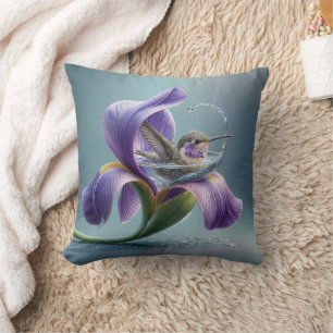 Hummingvogel baden in einem Iris-Blossom Kissen