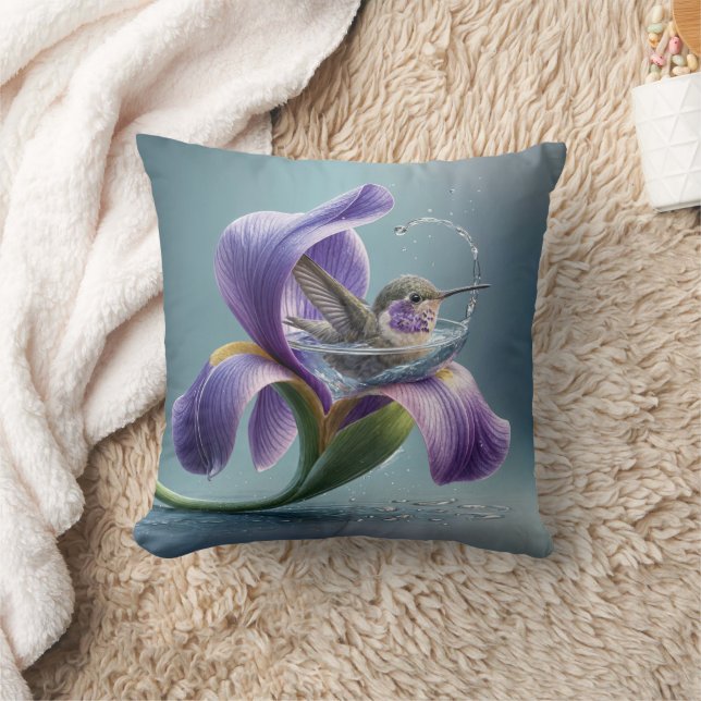 Hummingvogel baden in einem Iris-Blossom Kissen (Decke)