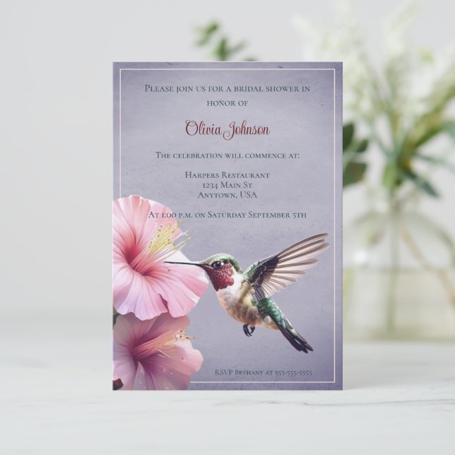 Hummingvogel und Hibiskus Brautparty | Lila Einladung (Stehend Vorderseite)