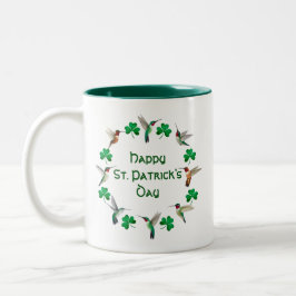 Hummingvögel und Kleeblätter Happy St. Patrick's D Zweifarbige Tasse