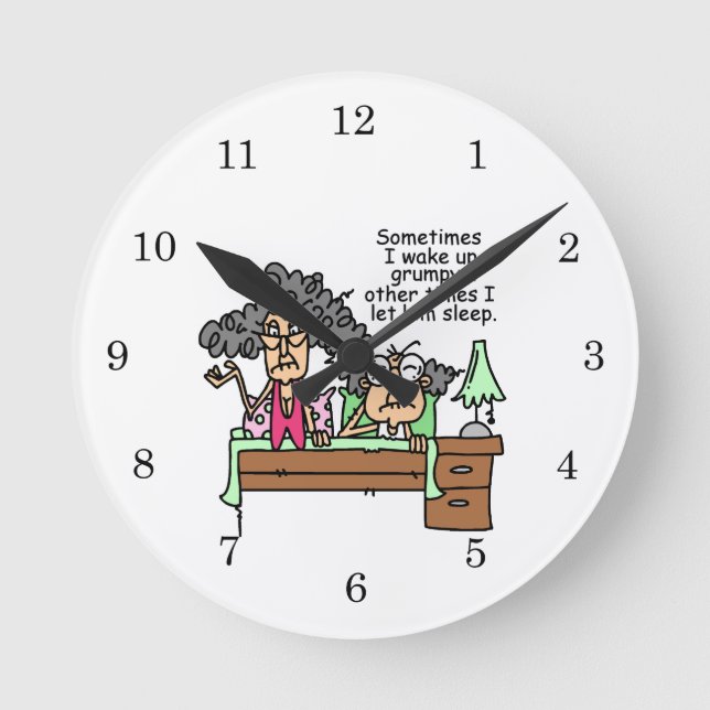 Humoraler Lass Grumpy Sleep Runde Wanduhr (Vorderseite)
