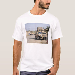 Humvees Führungssicherheit während einer T-Shirt