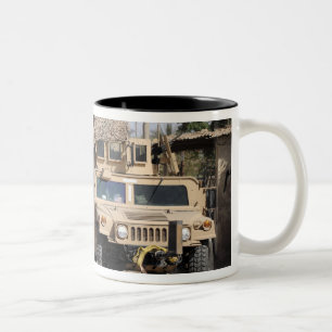 Humvees Führungssicherheit während einer Zweifarbige Tasse