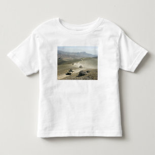 Humvees schroffe Gebirgsquerstraßen Kleinkind T-shirt