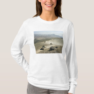 Humvees schroffe Gebirgsquerstraßen T-Shirt