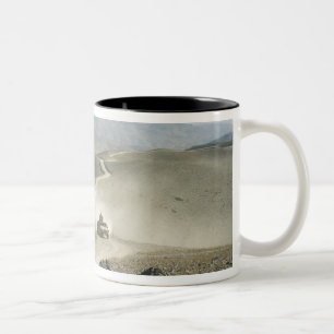 Humvees schroffe Gebirgsquerstraßen Zweifarbige Tasse