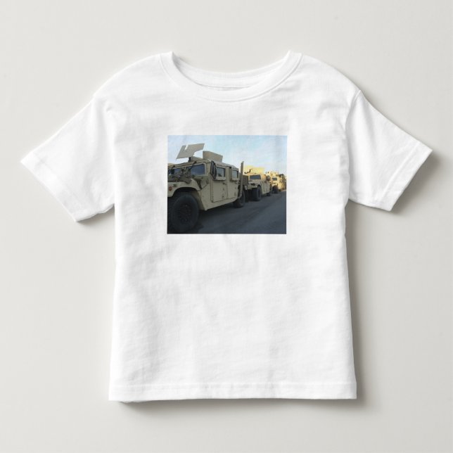 Humvees sitzen am Pier in Morehead City Kleinkind T-shirt (Vorderseite)