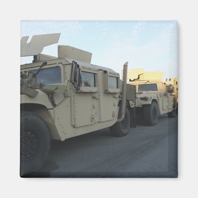 Humvees sitzen am Pier in Morehead City Magnet (Vorne)