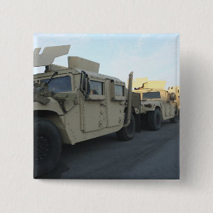 Humvees sitzen auf dem Pier an Morehead Stadt Button