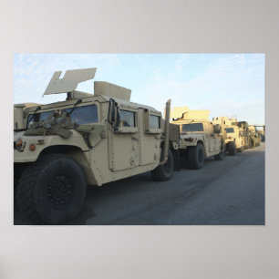 Humvees sitzen auf dem Pier an Morehead Stadt Poster