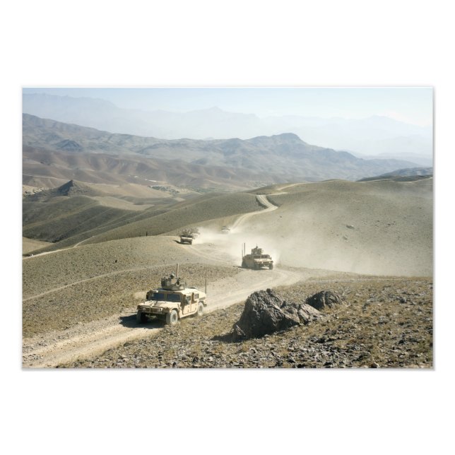 Humvees traverse schroffe Bergstraßen Fotodruck (Vorne)