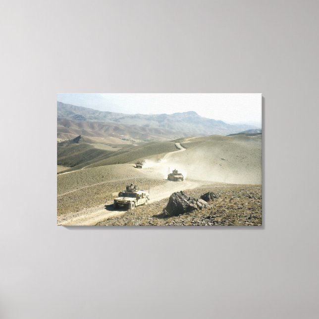 Humvees traverse schroffe Bergstraßen Leinwanddruck (Vorderseite)