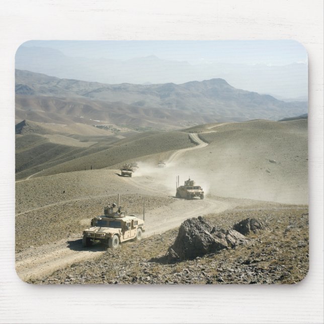 Humvees traverse schroffe Bergstraßen Mousepad (Vorne)