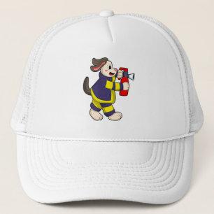 Hund als Feuerwehrmann mit Feuerlöscherin Truckerkappe