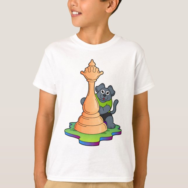 Hund am Schach mit Schachstück Königin T-Shirt (Vorderseite)