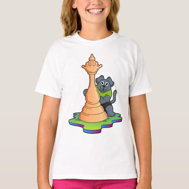 Hund am Schach mit Schachstück Königin T-Shirt (Vorderseite)