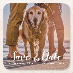 Hund am Strand mit Paar Save-the-Date Rechteckiger Pappuntersetzer