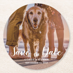 Hund am Strand mit Paar Save the Date Runder Pappuntersetzer