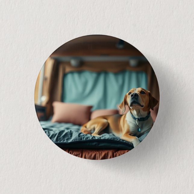 Hund auf Bett Button (Vorderseite)