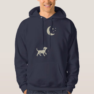 Hund auf einem nächtlichen Spaziergang unter dem M Hoodie