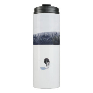 HUND AUF EINER SCHNEEFLÄCHE THERMOSBECHER