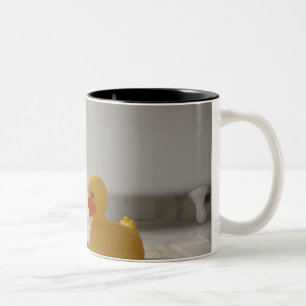 Hund auf Matte mit Plastikente Zweifarbige Tasse