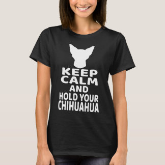 Hund Behalte Ruhe und hält Chihuahua. T-Shirt