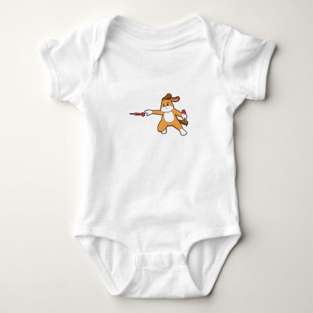 Hund bei Darts mit Dart.PNG Baby Strampler (Vorderseite)