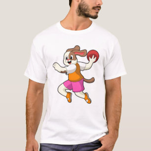 Hund beim Handballspieler mit Handball T-Shirt