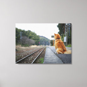 Hund, der auf Bahnstation sitzt Leinwanddruck
