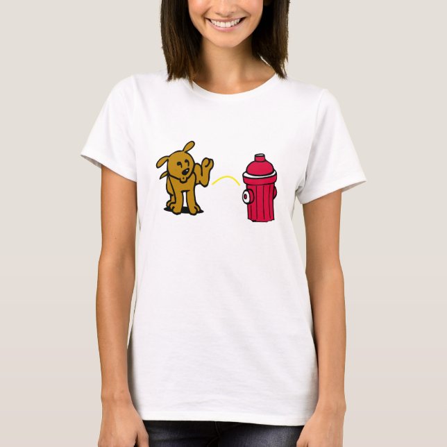 Hund, der auf einem Hydranten pinkelt T-Shirt (Vorderseite)