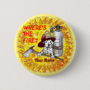 Hund, der das Button des Feuerwehrmanns beherbergt