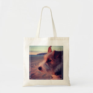 Hund, der den Strand gegenüberstellt Tragetasche